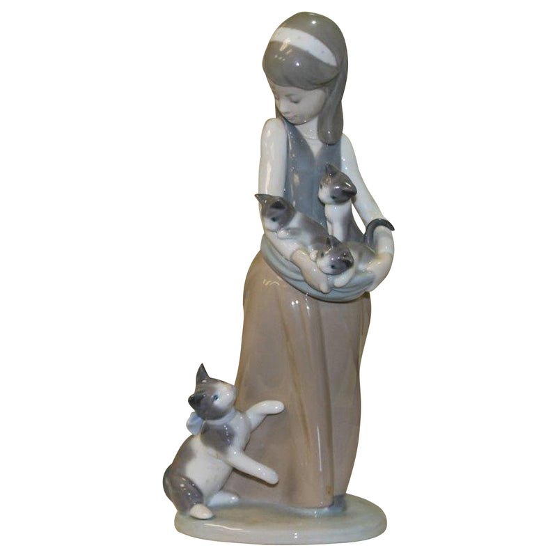 Lladró Figurine: 1309 Girl with Cats