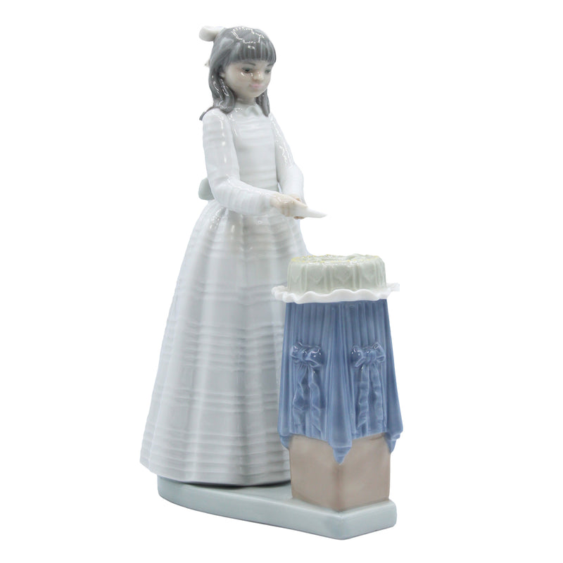 Nao by Lladró Figurine: 1071 Girl with Communion Cake