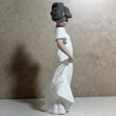 Lladró Figurine: Nao 1110 How Pretty!