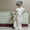 Lladró Figurine: Nao 1110 How Pretty!