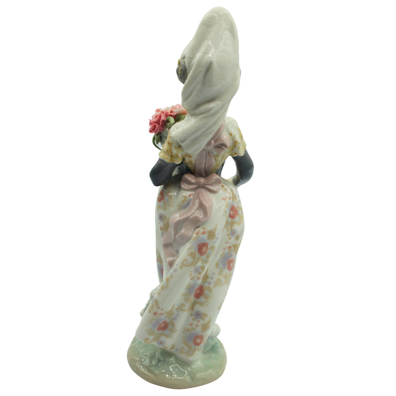 Lladró Figurine: 1304 Valencian Lady