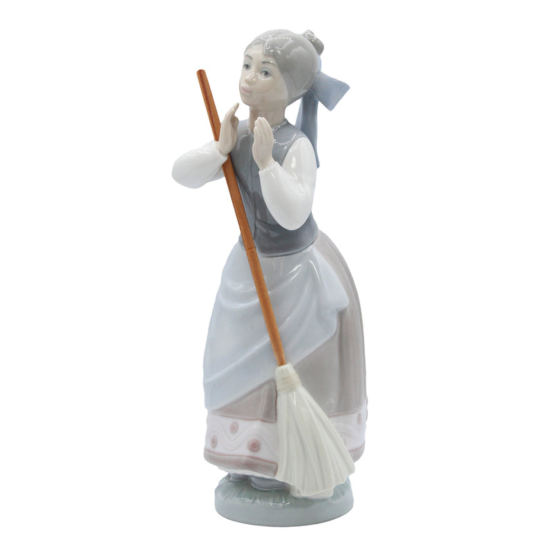 Lladró Figurine: 5025 Clean Sweep