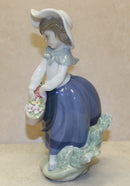Lladró Figurine: 5222 Pretty Pickings