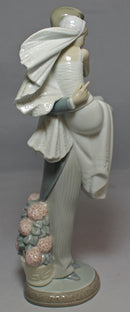 Lladró Figurine: 5282 Over the Threshhold