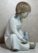 Lladró Figurine: Nao 564 Girl with Doll