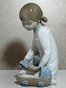 Lladró Figurine: Nao 564 Girl with Doll