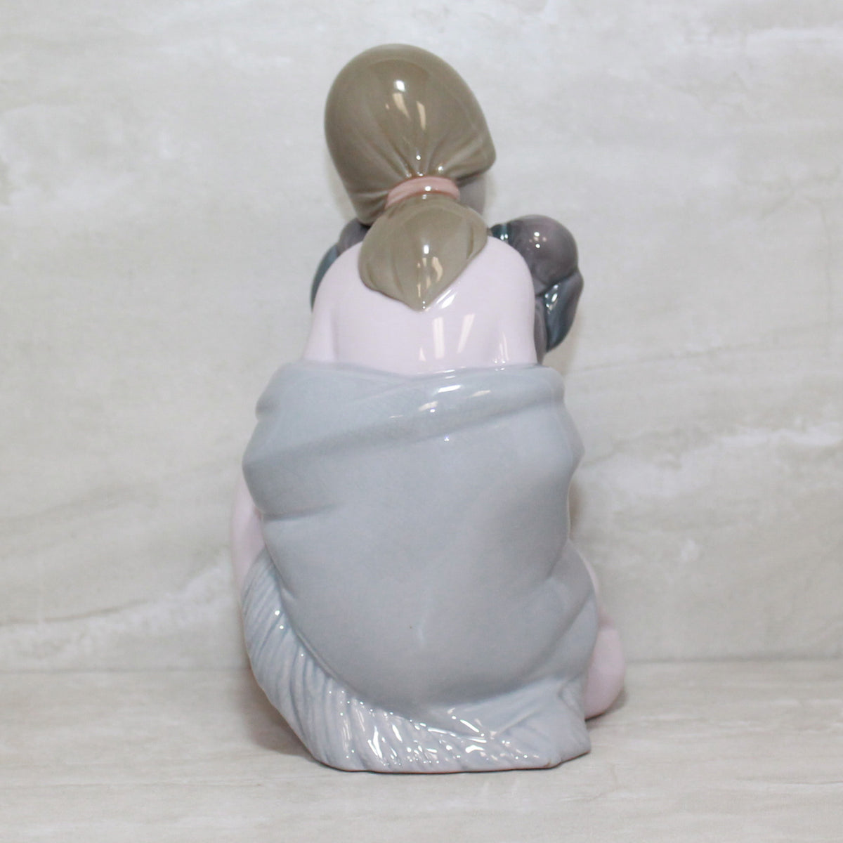 Lladró Figurine: 6226 Snuggle Up