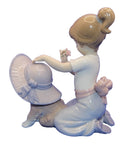 Lladró Figurine: 6862 An Elegant Touch