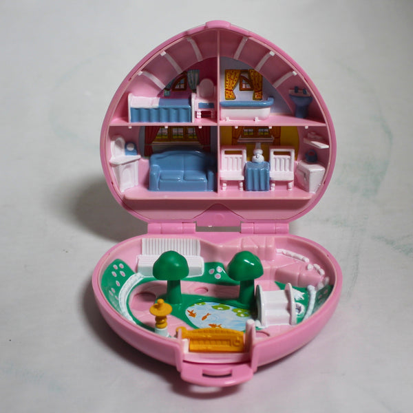 Polly Pocket ハート型ミニチュアハウス　ピンク Polly Pocket: Heart Shaped Compact Mini Doll House