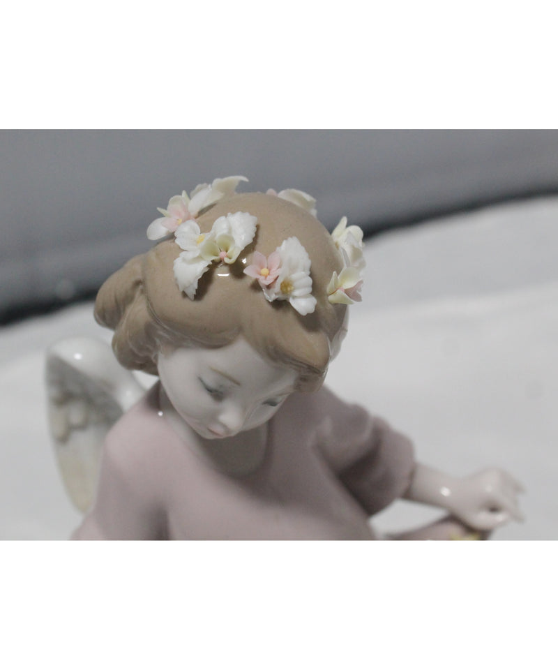 Lladró Figurine: 6924 Heavenly Stars | Glazed Finish | Broken flowers in hair