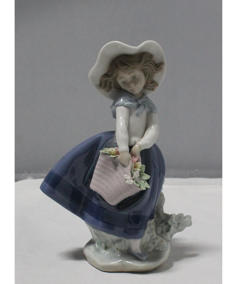 Lladró Figurine: 5222 Pretty Pickings | Glazed Finish | Please Read