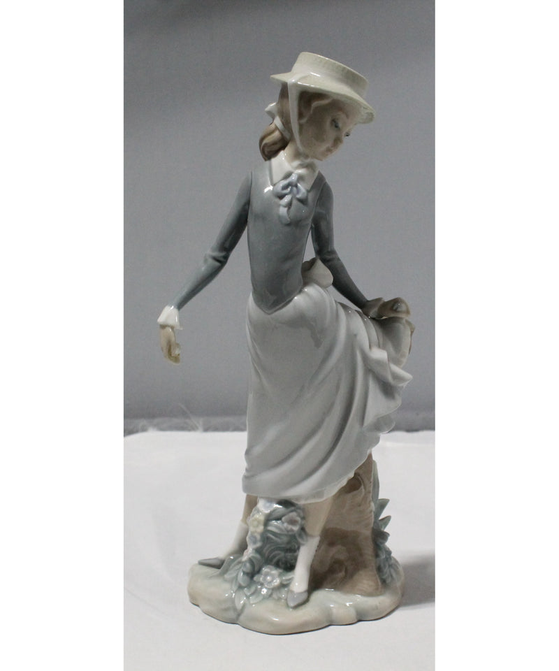 Lladró Figurine:  4912 Young Lady in Trouble | Glazed Finish | Please Read