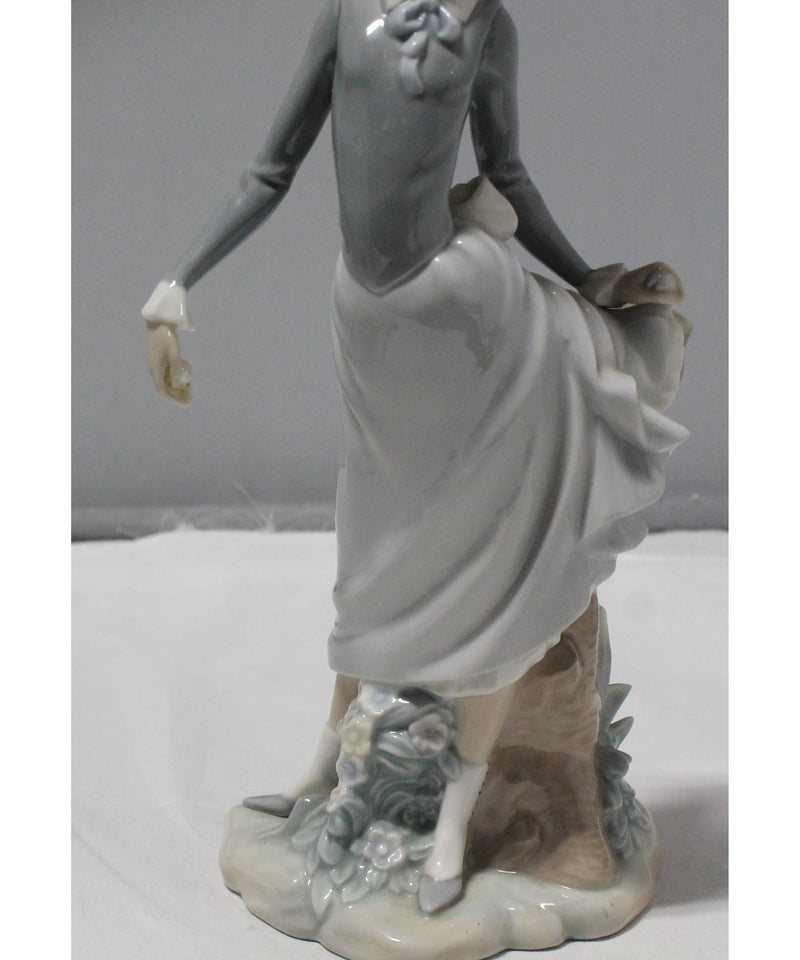 Lladró Figurine:  4912 Young Lady in Trouble | Glazed Finish | Please Read