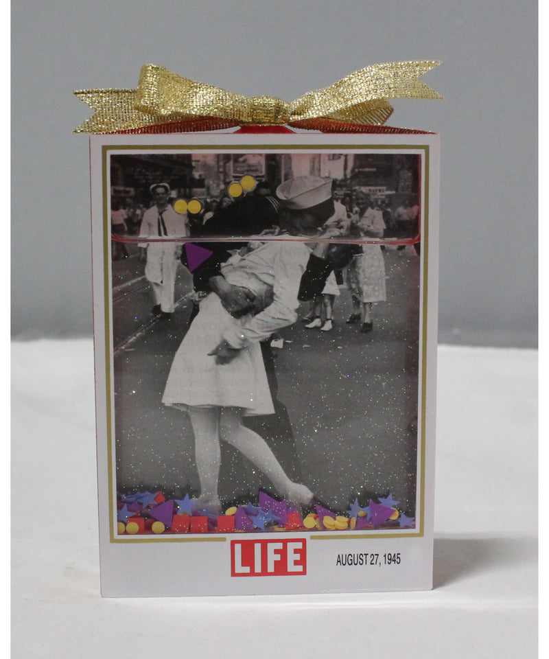 Carlton Cards - Heirloom Collection | Life | The Kiss That Spoke For A Nation