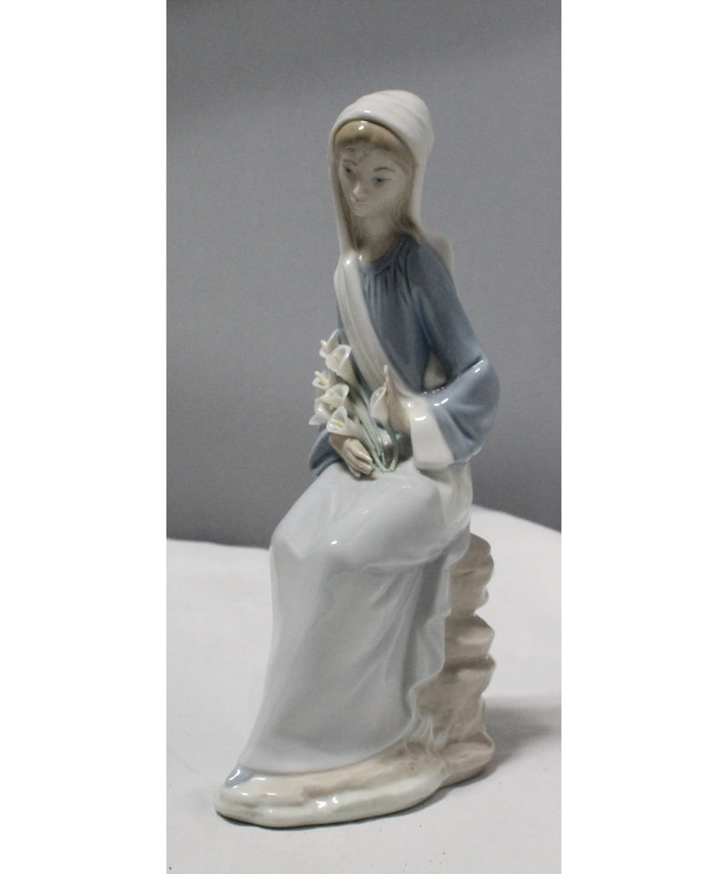 Lladró Figurine:  4972 Girl With Lillies Sitting | Glazed | Please Read