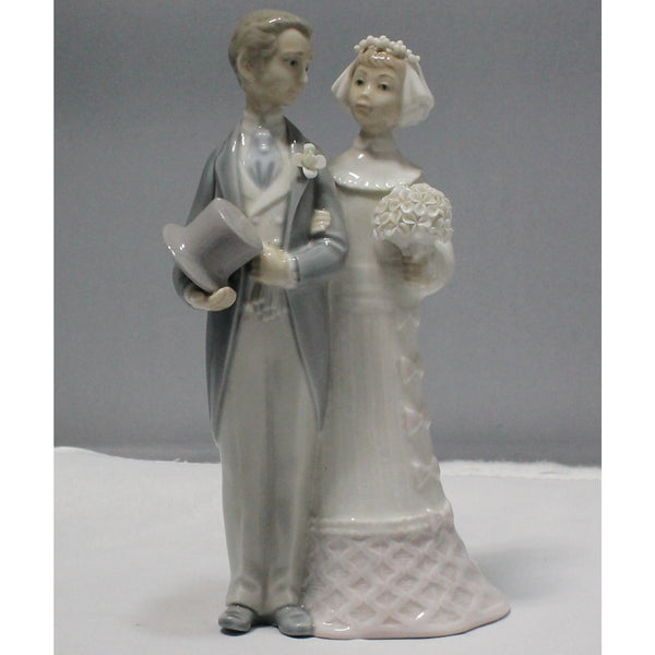 LladrÃ³ Figurine: 4808 Wedding | Glazed Finish | broken flower | As Is