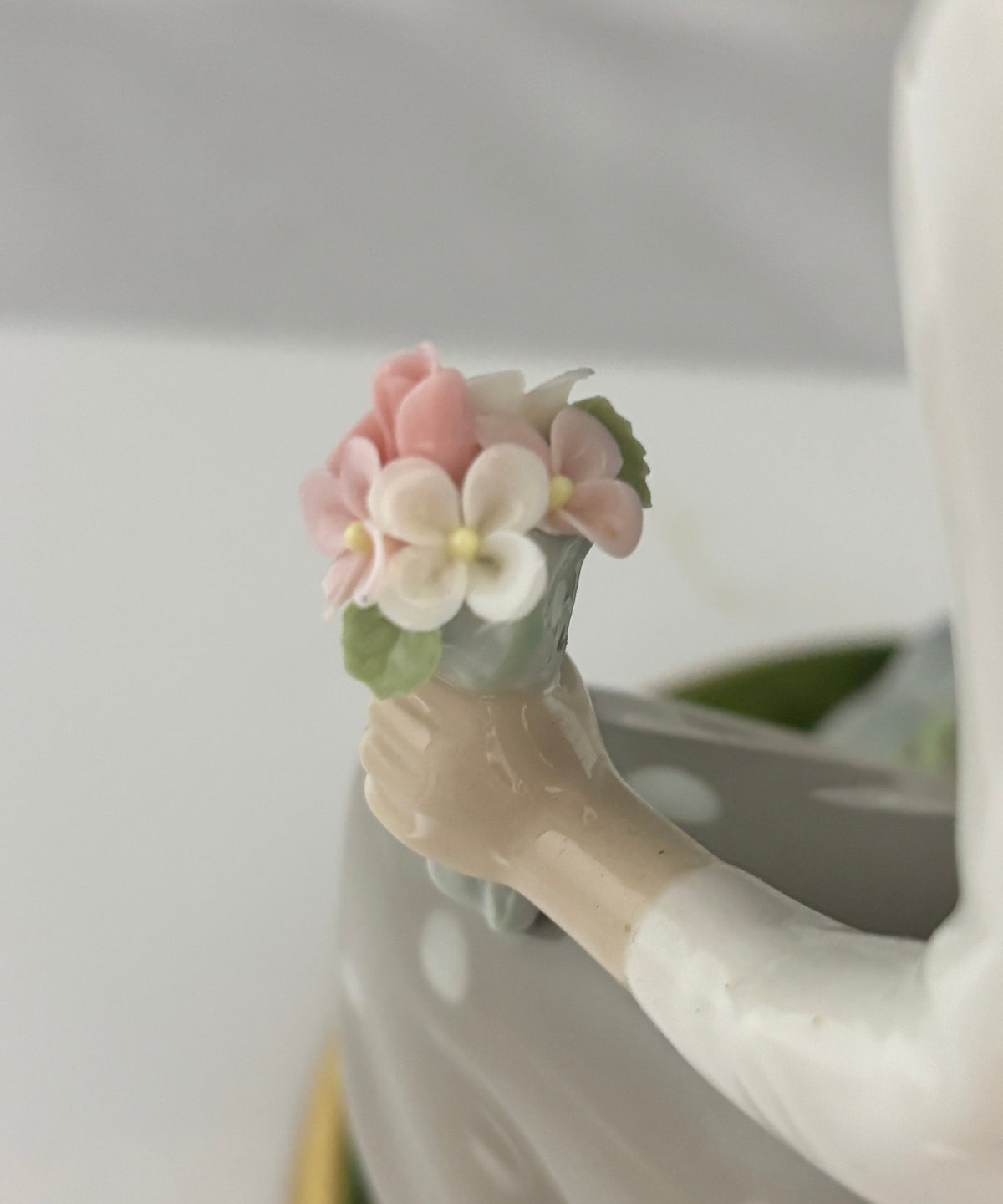 Lladro Girl Gathering Flowers #1172 Figurine, Please Read