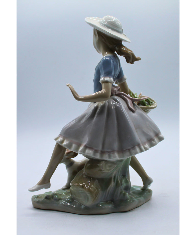 Lladró 4920 | Country Lass with Dog | Chipped Leaf