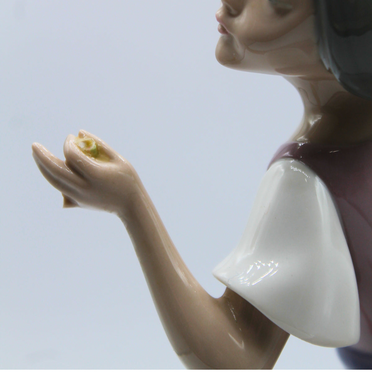 Lladró 5120 | Girl in Pink Dress | Broken Flowers