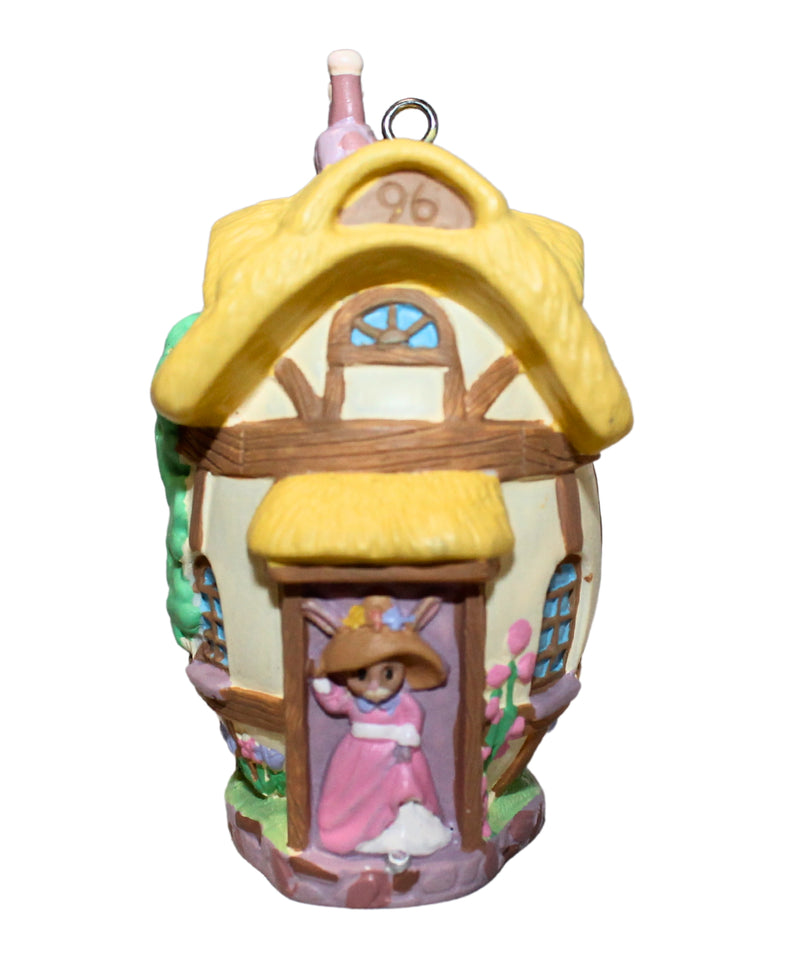 Hallmark Ornament: 1996 Apple Blossom Lane  | QEO8084