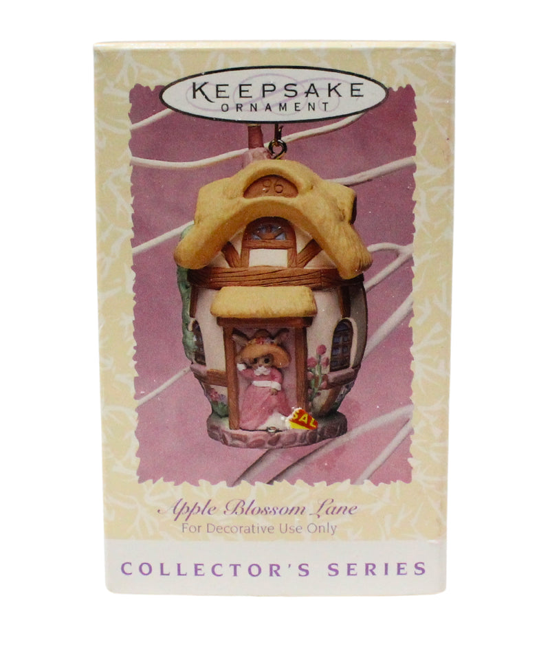 Hallmark Ornament: 1996 Apple Blossom Lane  | QEO8084