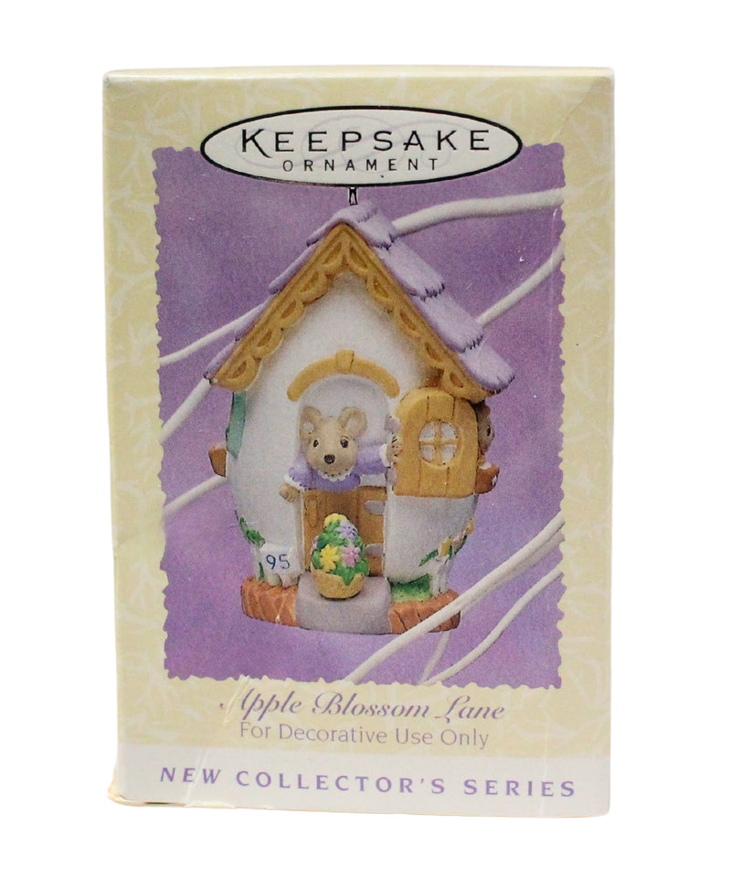 Hallmark Ornament: 1995 Apple Blossom Lane  | QEO8207