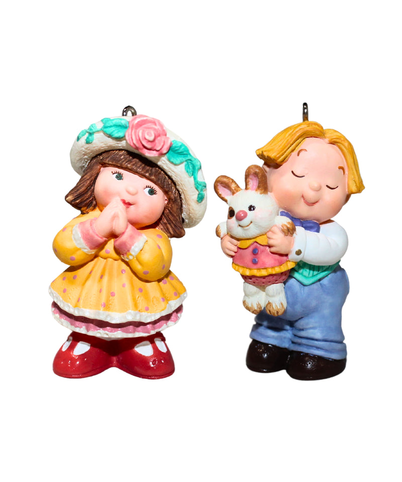 Hallmark Ornament: 1998 Bashful Gift | QEO8446