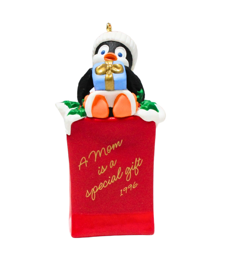 Hallmark Ornament: 1996 Mom | QX5824