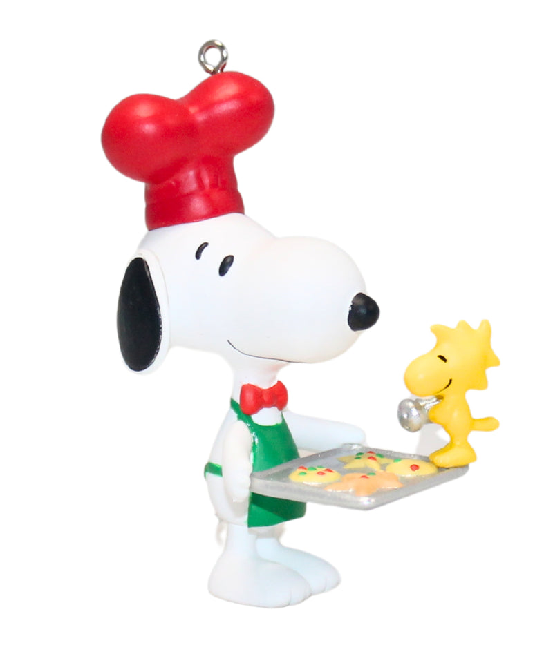 Hallmark Ornament: 2017 Baker Snoopy | QX9435 | Peanuts