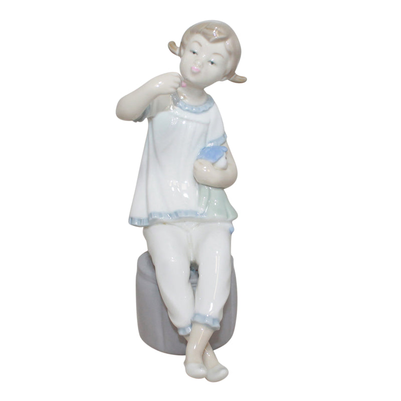 Lladró Figurine: 1083 Girl with Doll