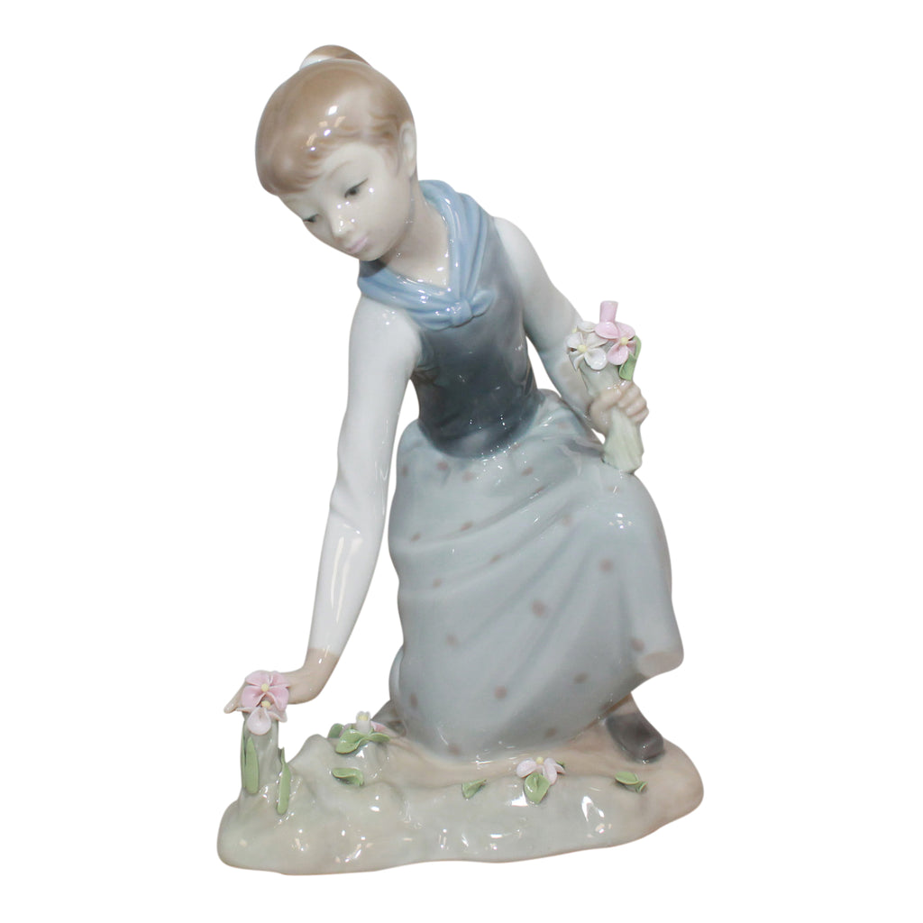 Lladró Figurine 1172 Girl With Flowers 6379