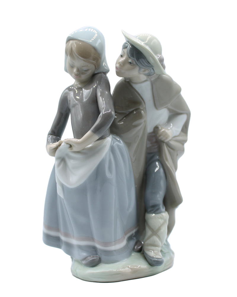 Lladró Figurine: 1188 Little Couple Kissing