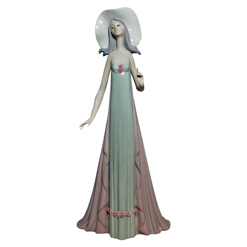 Lladró Figurine: 1431 The Debutante