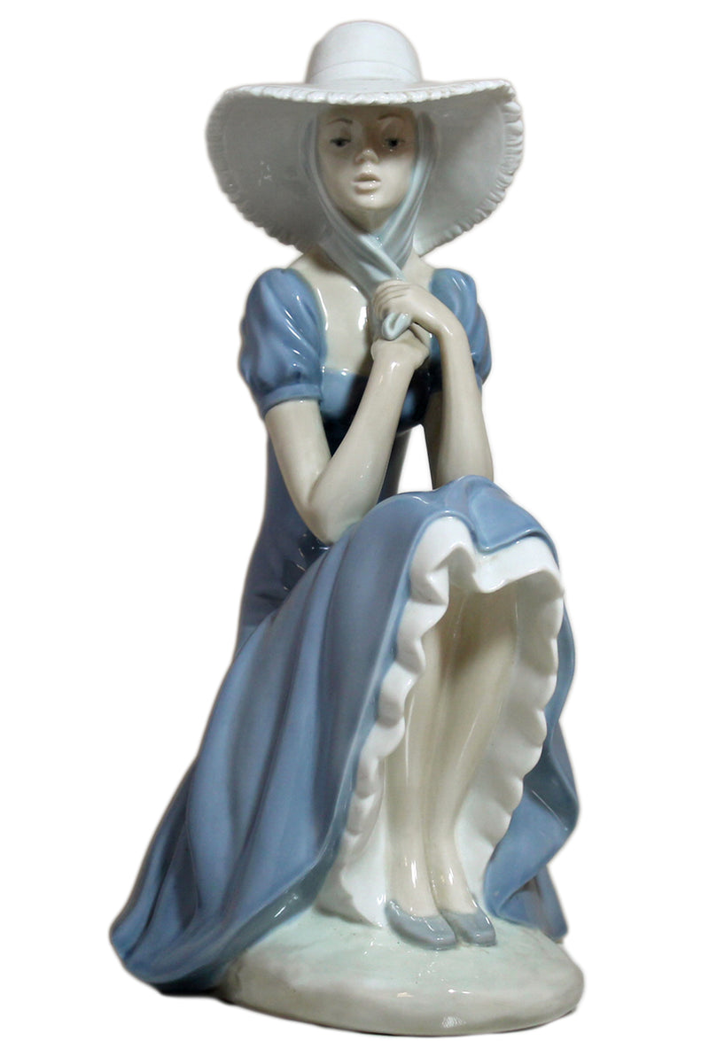 Lladró Figurine: Nao 229 Girl with Straw Hat