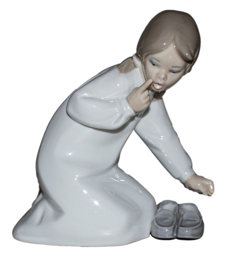 Lladró Figurine: 4523 Little Girl w/ Slippers