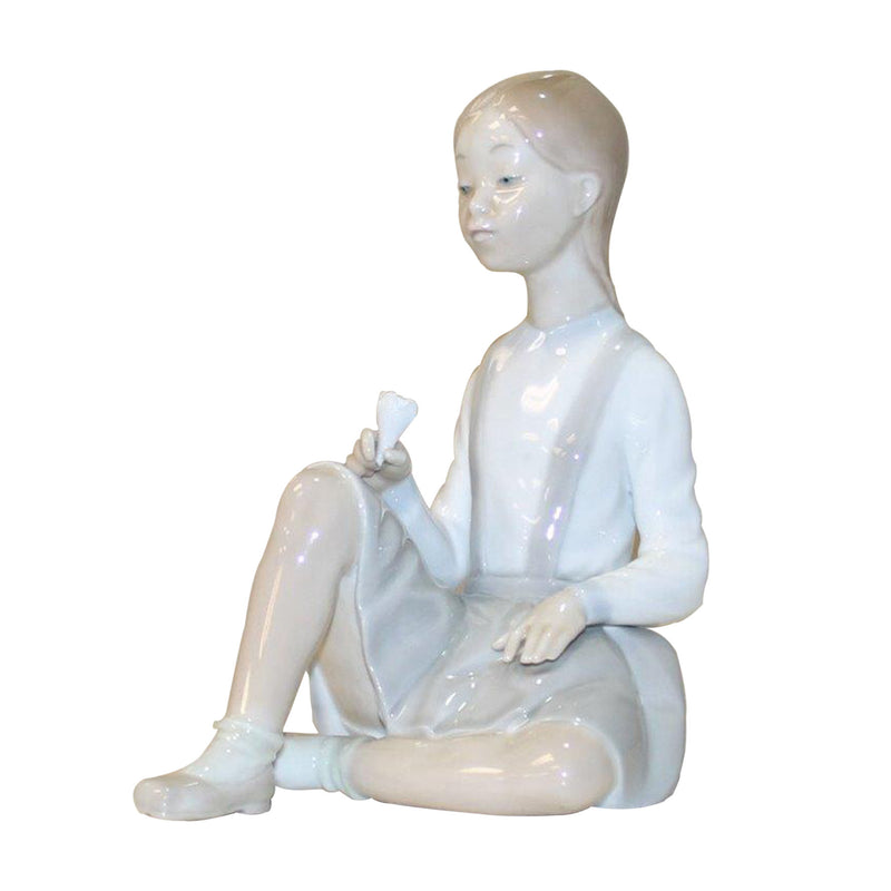 Lladró Figurine: 4596 Girl with Flower