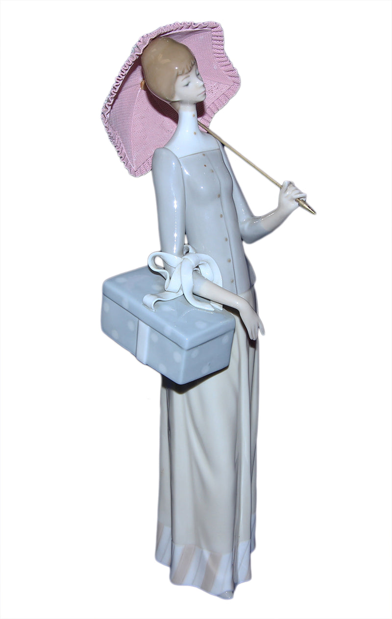 Lladró Figurine: 4700 DressMaker