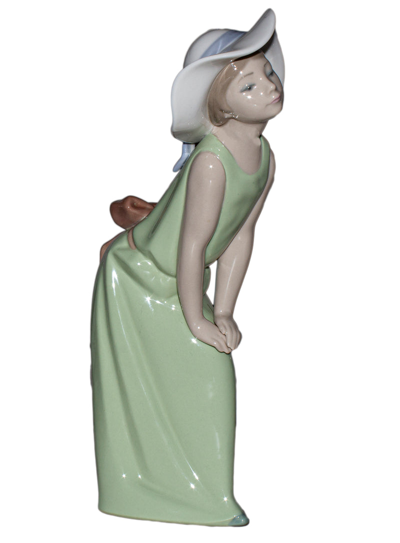 Lladró Figurine: 5009 Curious Girl w/ Hat