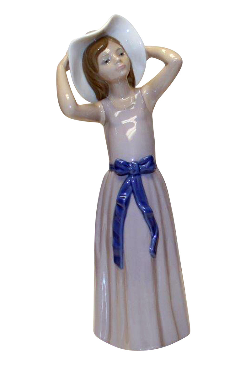 Lladró Figurine: 5011 Coy - Girl with Hat