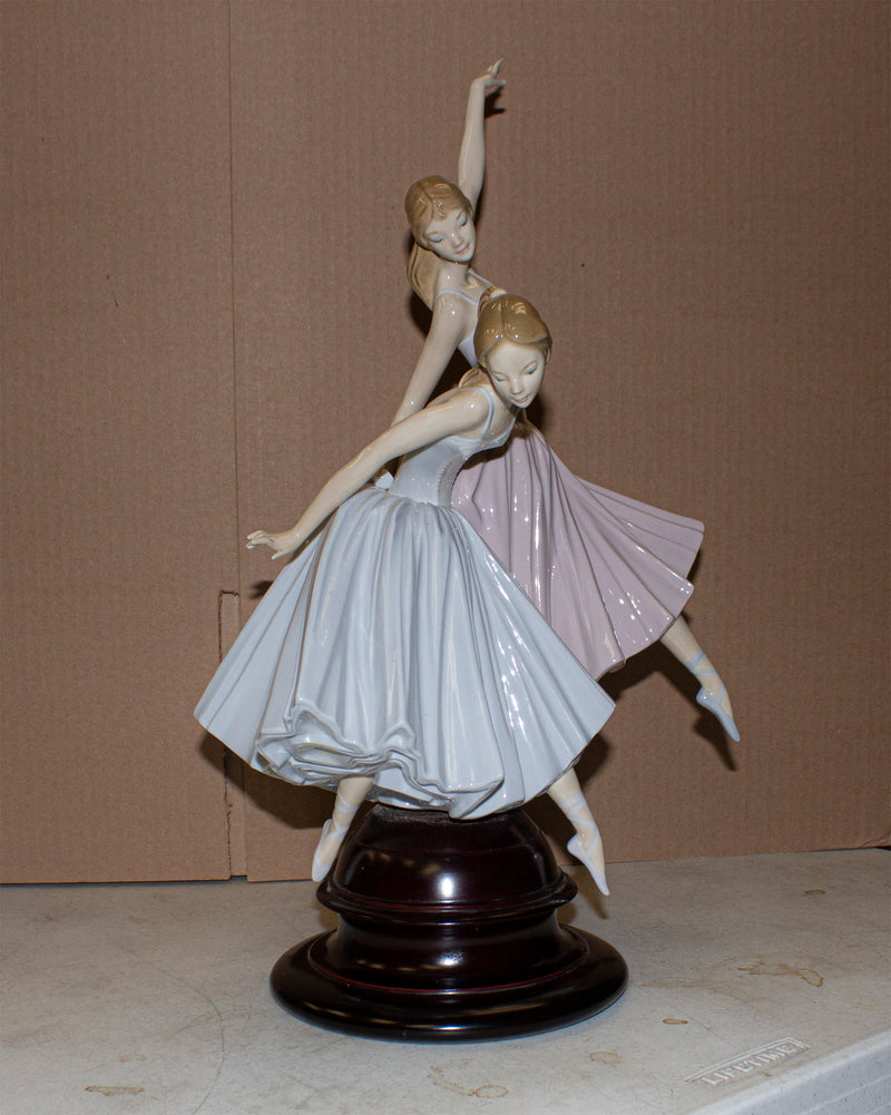 Lladro Figurine: 5035 Act II - As Is