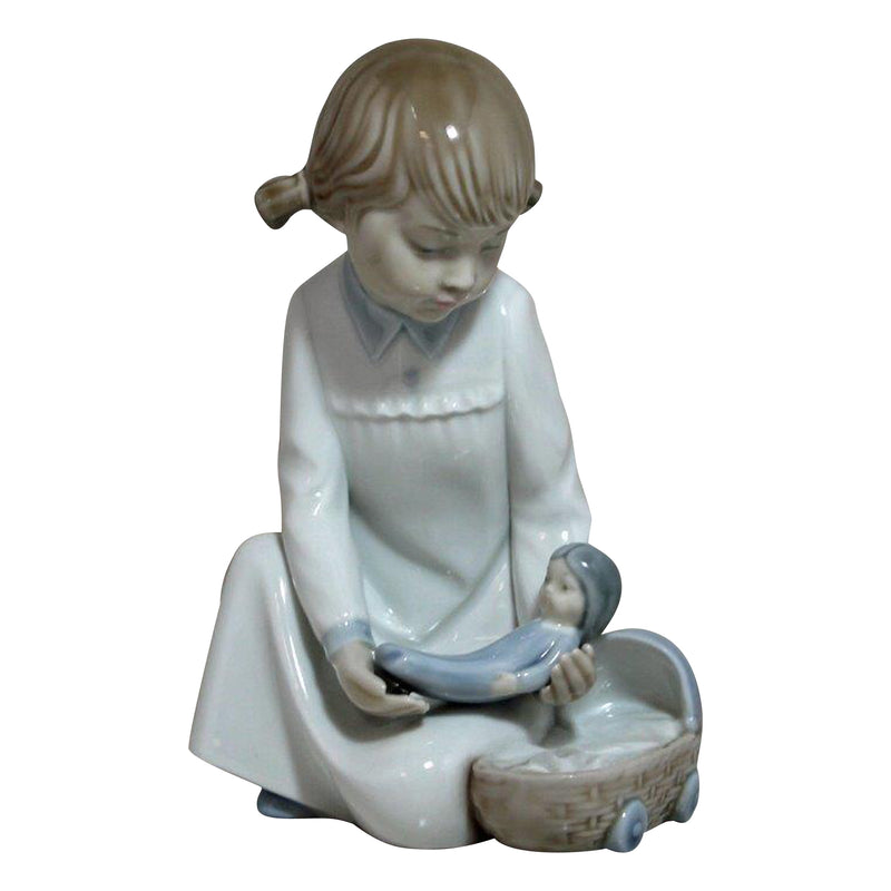 Lladró Figurine: Nao 564 Girl with Doll
