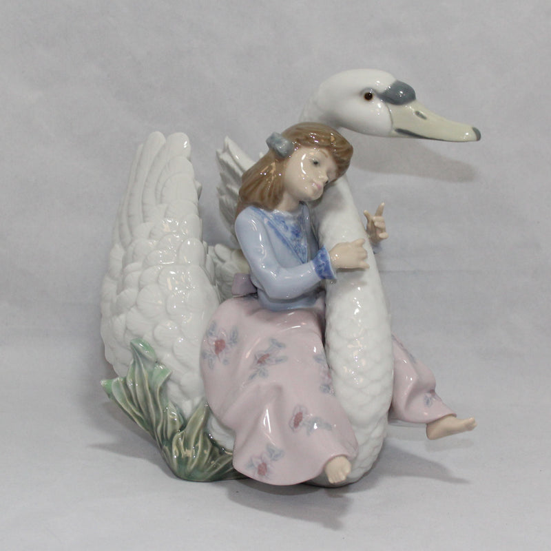 Lladró Figurine: 5704 Swan Song