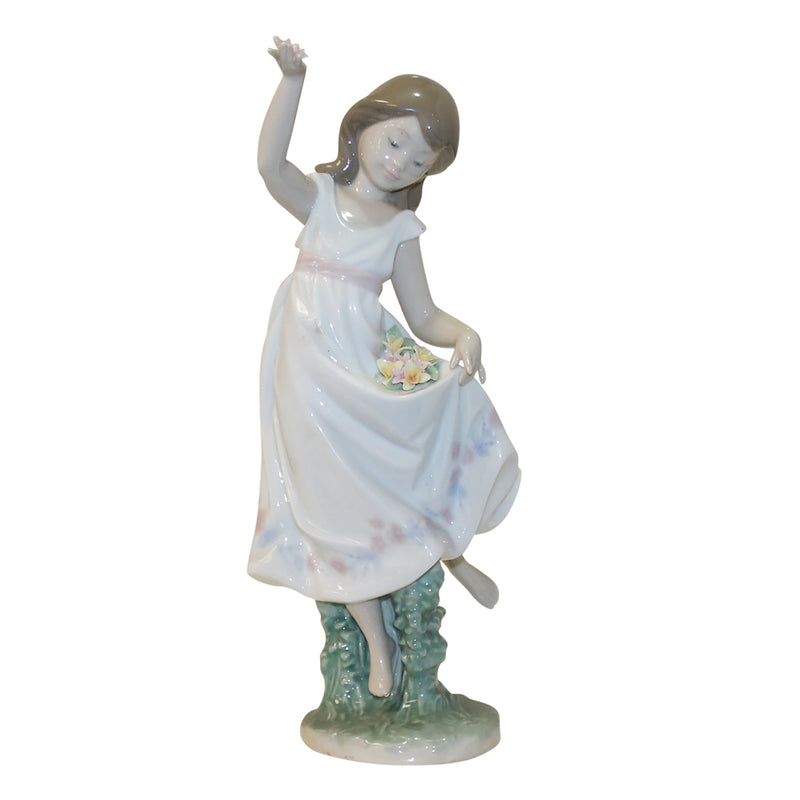 Lladró Figurine: 6580 Garden Dance