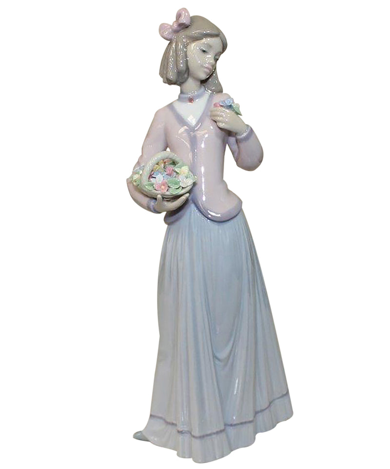Lladró Figurine: 7644 Innocence in Bloom
