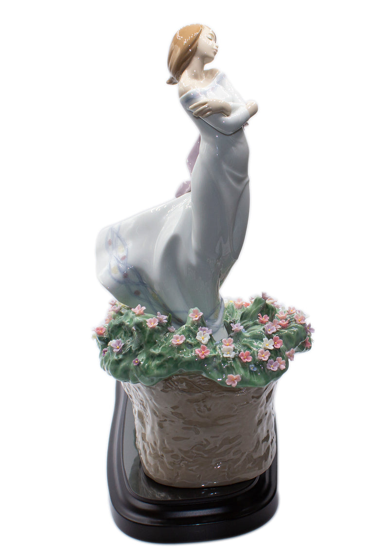 Lladró Figurine: 7710 A Sea of Flowers