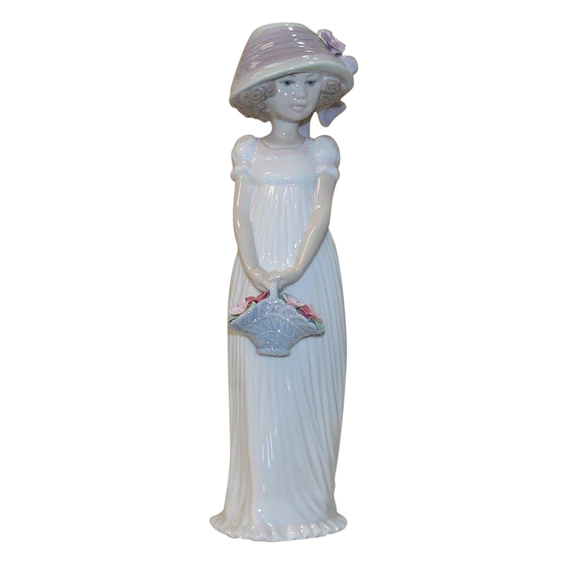 Lladró Figurine: 8022 Little Lady