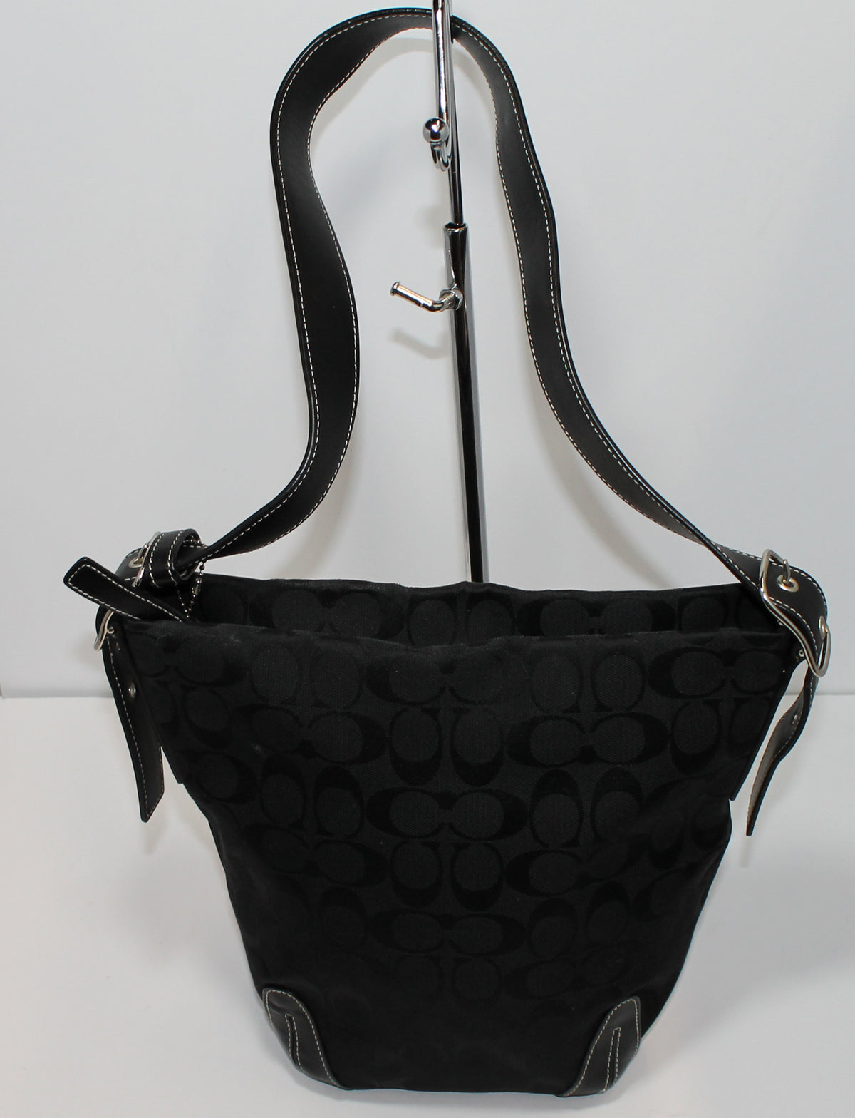 Coach selling purse black signature never used