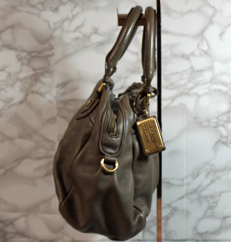 Marc Jacobs Purse: Classic Q-Groovee Taupe Handbag