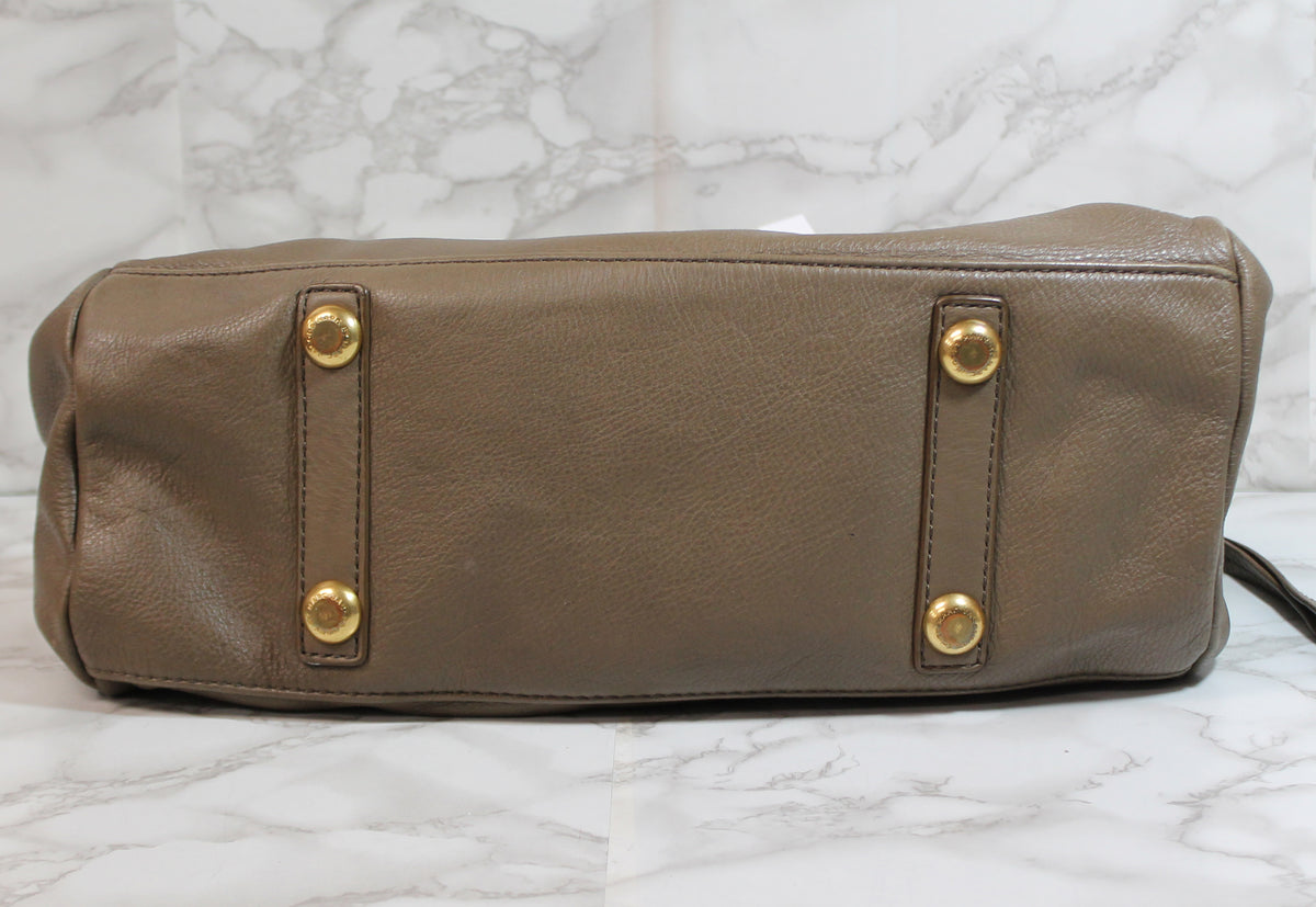 Marc Jacobs Purse: Classic Q-Groovee Taupe Handbag